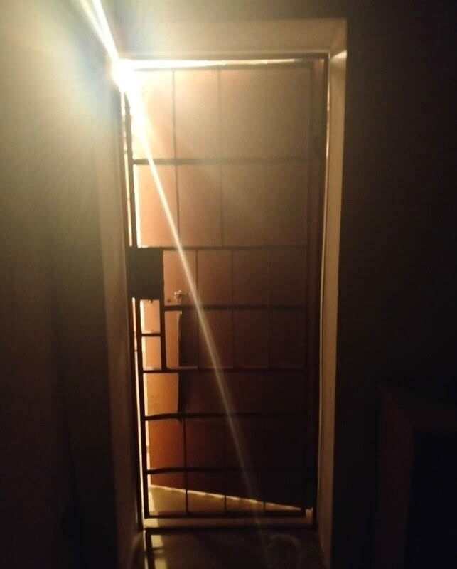 Elbląg Krata do piwnicy, jako dodatkowe zabezpieczenie drzwi, wzmocniona z ościeżnicą, zamykana na klucz. Wymiar kraty