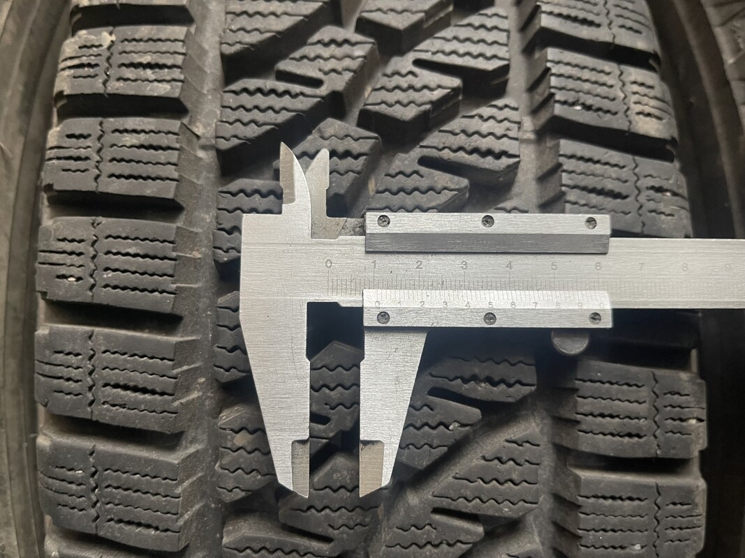 Elbląg Sprzedam używane opony Bridgestone zimowe 205/70R15 C. Cena za komplet.
