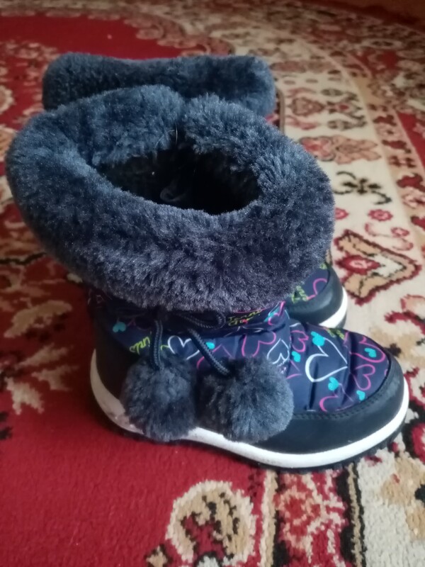 Elbląg Sprzedam buciki na zimę. Granatowe są w dobrym stanie. Buciki z Elzą mają wyraźniejsze ślady użytkowania i