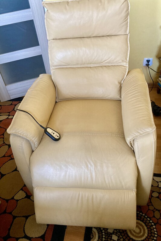 Elbląg Fotel Relax, rozkładany do pozycji półleżącej za pomocą pilota. Wygodny do odpoczynku, czytania, oglądania tv.