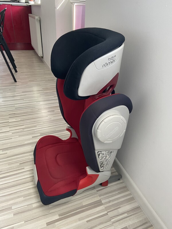 Elbląg Fotelik samochodowy Britax Romer, przeznaczony dla dzieci w przedziale wagowym 15-36 kg, Fotelik jest