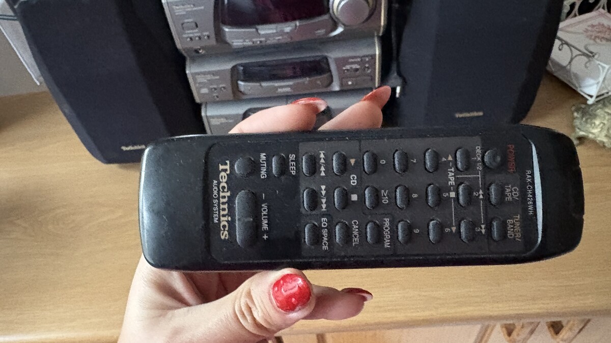 Elbląg Na sprzedaż oferuję klasyczną, wieżę audio Technics (system wieżowy z odtwarzaczem CD, magnetofonem dwukasetowym,