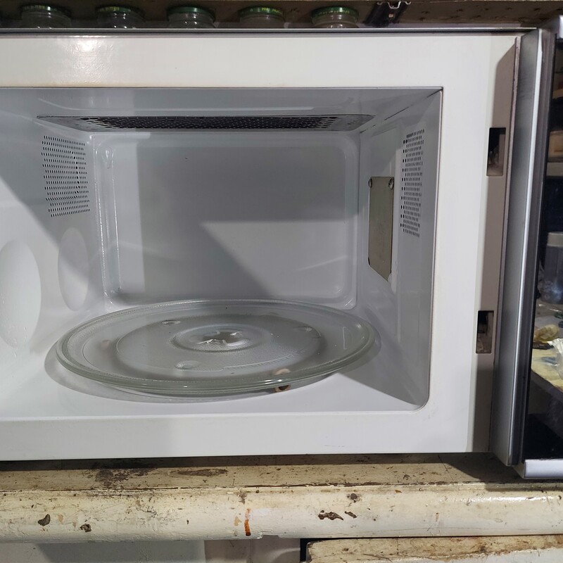 Elbląg Sprzedam kuchenkę mikrofalową Zelmer 29z010 sprawna, używana. Nowa kosztuje 340 - 375 zł. Cena 50% 170,0zł