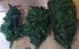 Elbląg Choinkę z tworzywa sztucznego wys. ok.2,4 m sprzedam. Choinka jest z miękkiego tworzywa, gęsta i składana z