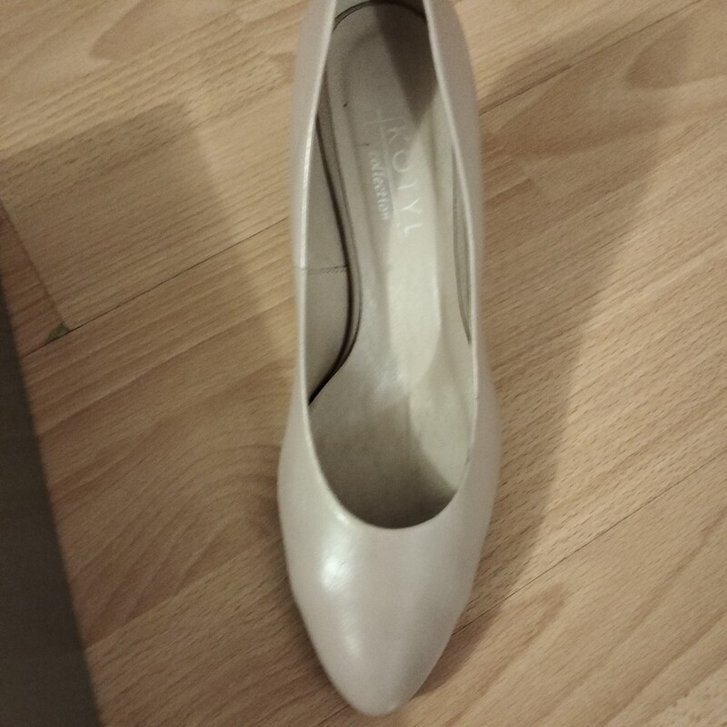 Elbląg Sprzedaję buty damskie kolor beżowy, bardzo miękka skórka, założone 1 raz, w stanie bardzo dobrym, z paragonem