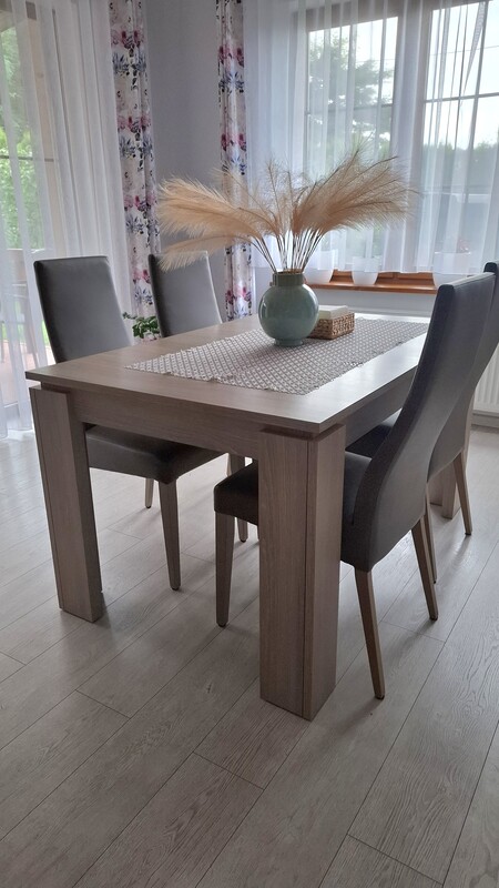 Elbląg Sprzedam stół rozkładany, z czterema krzesłami w stanie idealnym. Wym. Wysokość 77cm, szerokość 90cm, długość