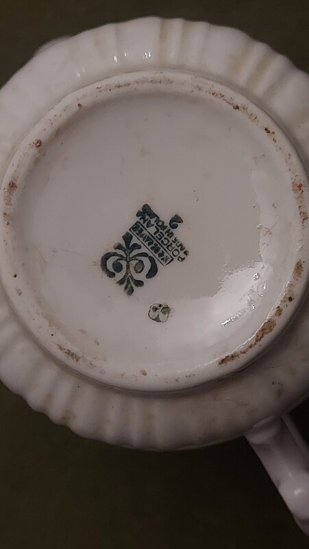 Elbląg Piękny porcelanowy sygnowany dzbanuszek.