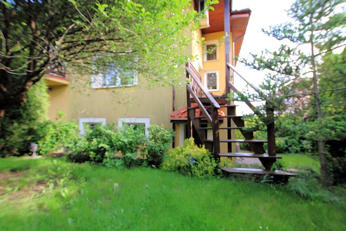 Elbląg NIERUCHOMOŚCI ANNA KRASZEWSKA Inwestycja w komfort i jakość: solidny wolnostojący dom z dużym garażem