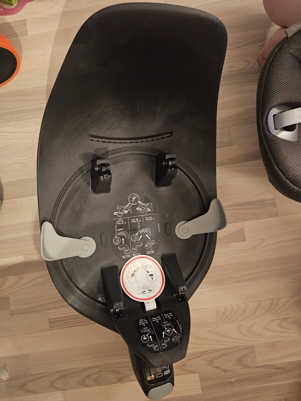 Elbląg Sprzedam nosidełko z obrotowa baza cybex cloudT i-Size z wkładką dla niemowląt, i wkładką regulująca ciepło,