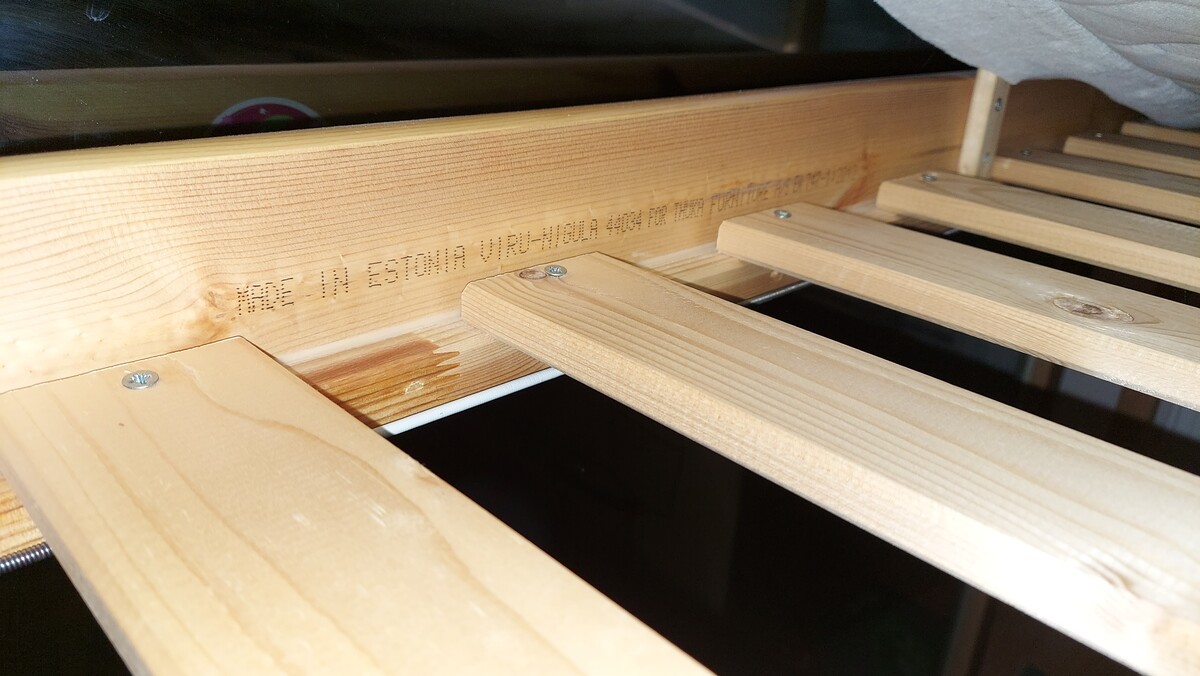 Elbląg Łóżko RANDRES z drewna sosnowego z zasłonką i materacem 200x90x14cm
PIERWSZE zdjęcie poglądowe ( takie zdjęcie