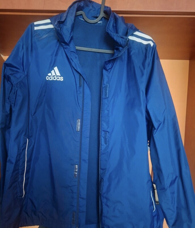 Elbląg Sprzedam kurtkę wiatrówkę 152/158 cm adidas, po moim synu. 
Stan bdb-, syn powycinał długie metki. Zwykłe ślady