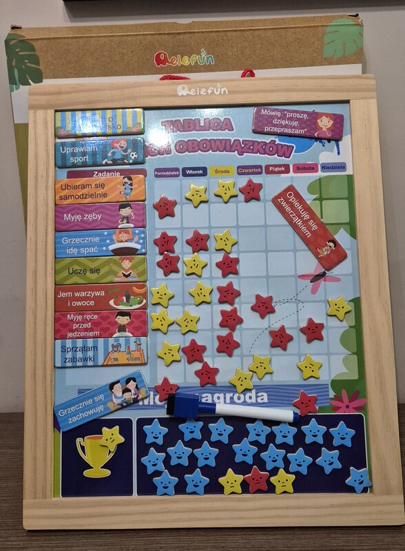 Elbląg Drewniana magnetyczna tablica obowiązków. Po jednym dziecku, stan bardzo dobry.