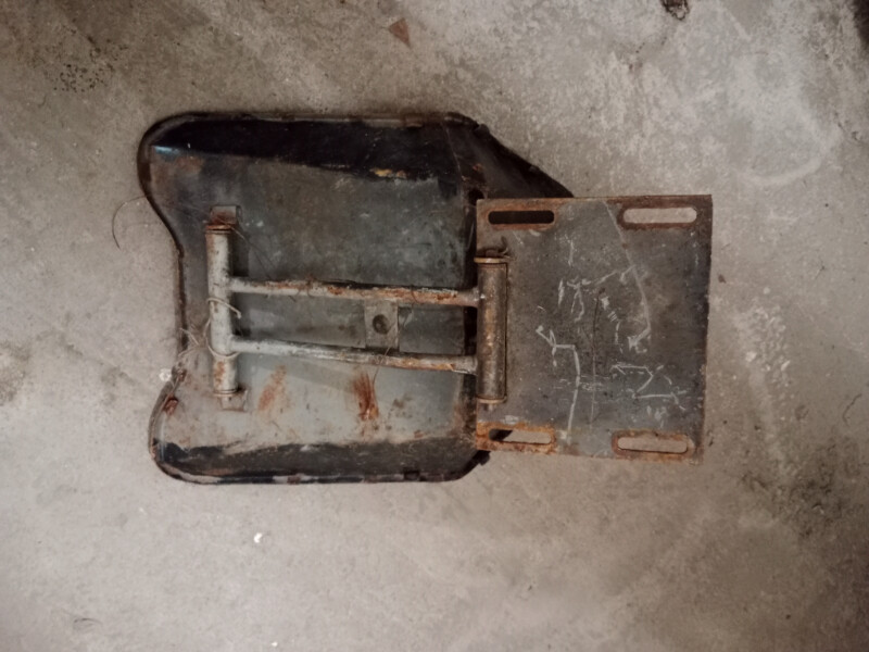 Elbląg Sprzedam siedzenie od traktora z czasów PRL. Stan widoczny na zdjęciach. Siedzenie do traktora waga 15,5 kg,