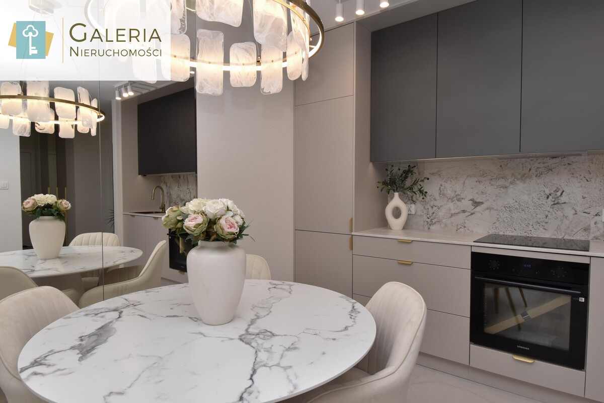 Elbląg GALERIA NIERUCHOMOŚCIZ pasji i miłości do nieruchomościNa sprzedaż: 3 pokoje pełne stylu – gotowe do