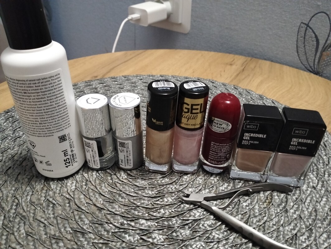 Elbląg Sprzedam okazyjnie zestaw do manicure paznokci oraz lakiery żelowe szt 5 + cążki do skórek. Wszystko zakupione