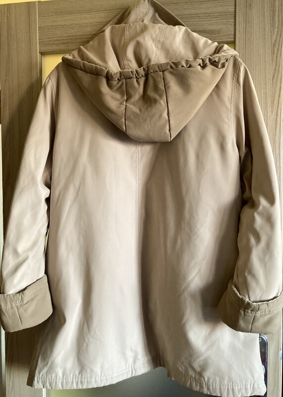 Elbląg Kurtka damska rozm.46,z kapturem i z podpinką, w kolorze jasnego beżu z elementami ciemnego beżu. Zapinana na