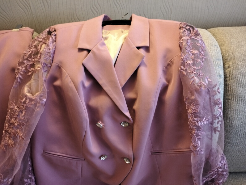 Elbląg Pilnie sprzedam kostium koloru fuksja, spódnica na podszewce, szyta na zamówienie, rozmiar 44..
Do tego są