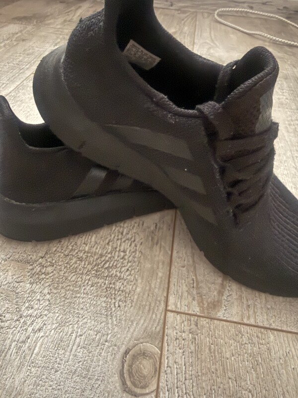 Elbląg Sprzedam buty sportowe czarne, lekkie, wygodne rozmiar 42