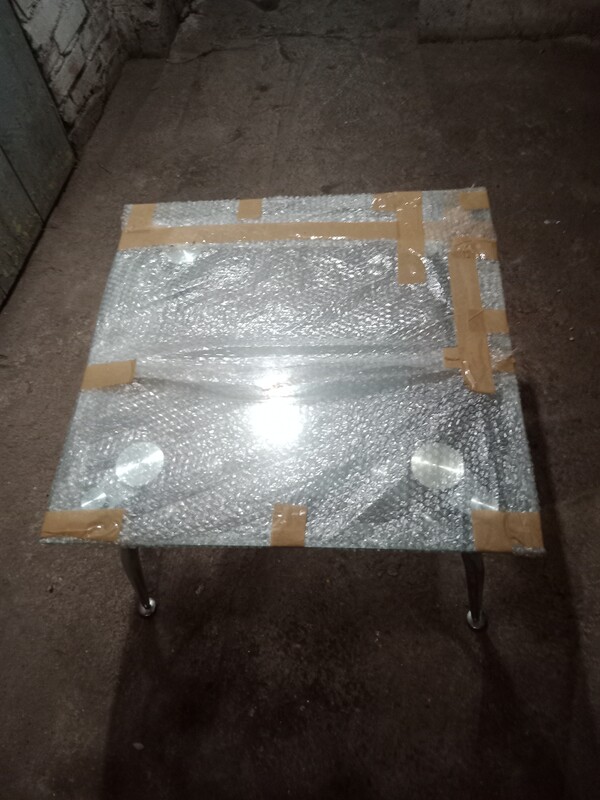 Elbląg Sprzedam szklany stolik kawowy na metalowych nogach. Stolik ma prostą, minimalistyczną formę i będzie pasować