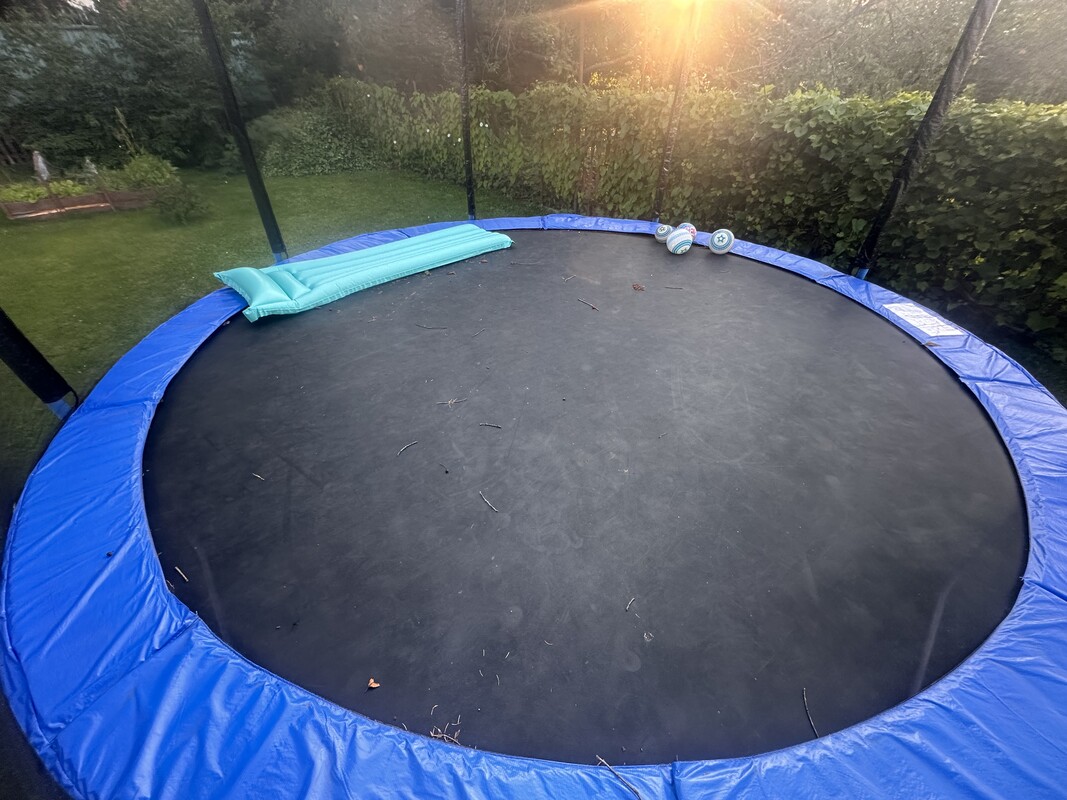 Elbląg Sprzedam trampolinę ogrodową. Rozmiar 4m. Kompletna z opakowaniem, drabinką i siatką ochronną.
W bardzo dobrym