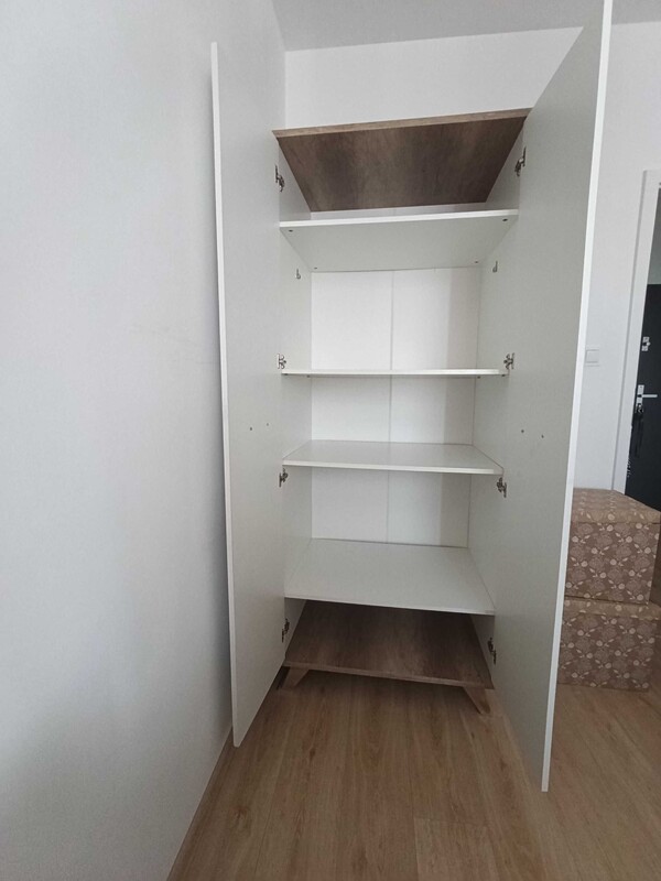 Elbląg Sprzedam szafę dwudrzwiową w kolorze białym z elementami dębu, o wymiarach: wys. 199 x szer. 80 x gł. 57 cm.