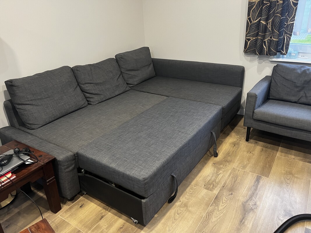 Elbląg Sprzedam dużą rogówkę oraz fotel w komplecie, kupione w IKEA. Wymiary: Rogówka: dl. 220 cm szer. 90/150 cm,