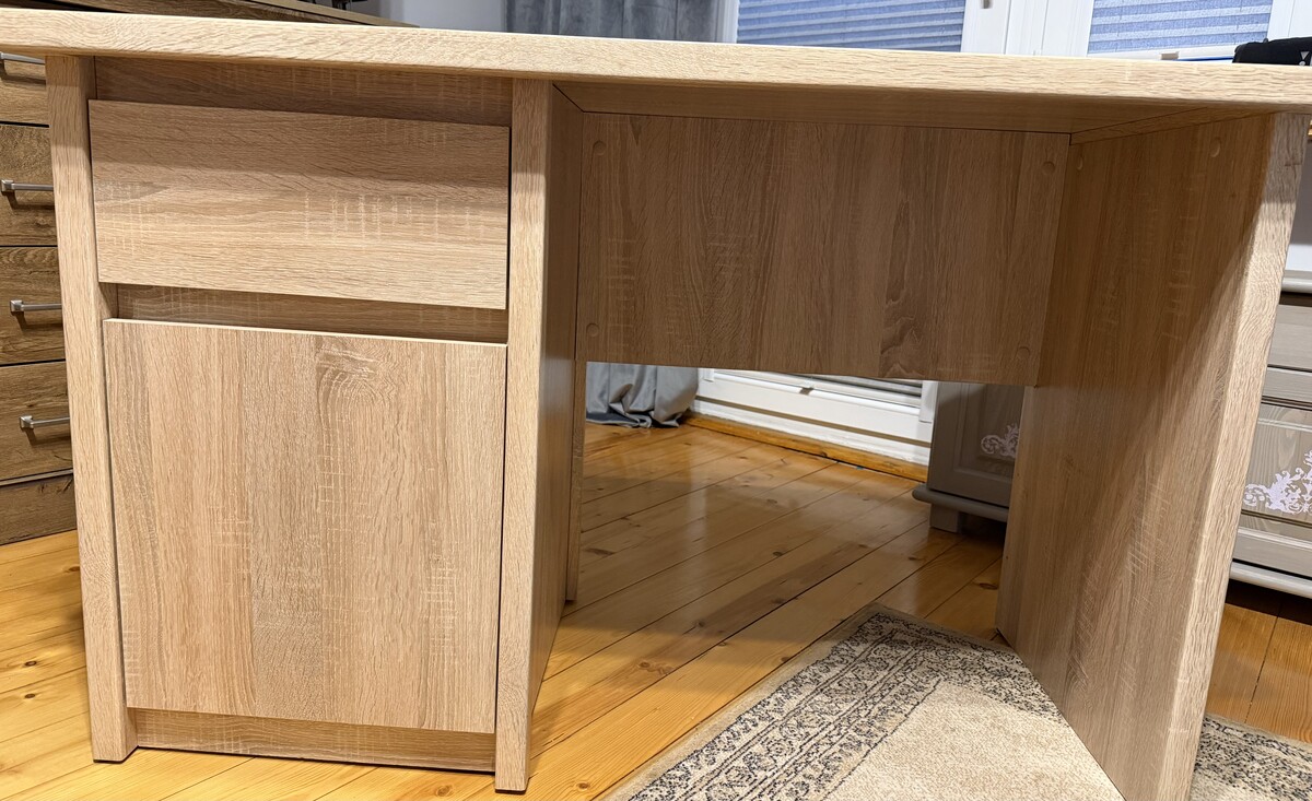 Elbląg Sprzedam biurko 120 / 60cm, stan idealny- jak nowe, kolor dąb sonoma. Odbiór z ulicy Korczaka.