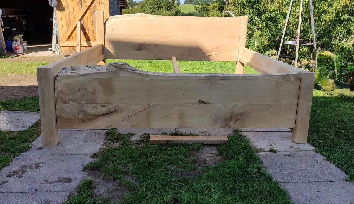 Elbląg Sprzedam dębowe łóżko, bardzo duże z grubych desek o grubości 50mm a wielkość łóżka to 200×180 cm. Sęki zalane
