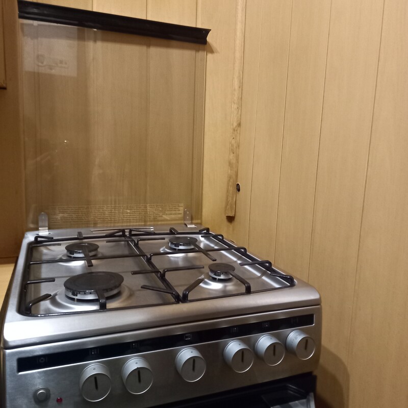 Elbląg Sprzedam dwuletnią kuchenkę gazową AMICA. Wyposażona w zapalniki iskrowe, rozen, szybę ochronną. Stan dobry, w