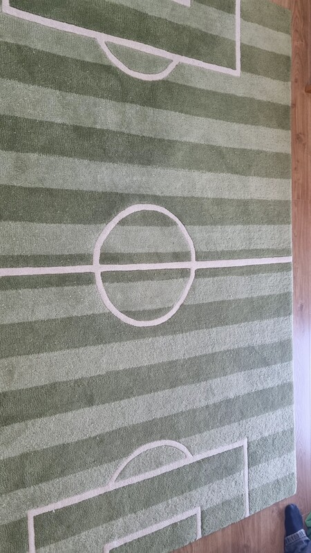 Elbląg Sprzedam dywan boisko do piłki nożnej w rozmiarze 140x200 cm w kolorze zielonym. Dywan firmy MEBLIK. Do pokoju