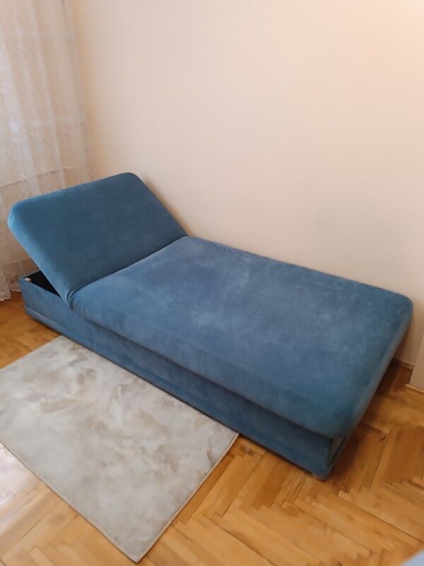 Elbląg Wygodna, jednoosobowa sofa łóżko. Mebel jest w bardzo dobrym stanie. Wymiary 90 cm na 200 cm, pojemnik na