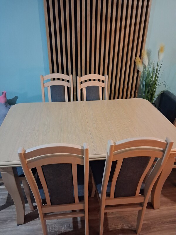 Elbląg Sprzedam dębowy solidny stół z 6 krzesłami. Wymiary 140x80,posiada 2 wkładki po 30cm do rozłożenia. Wymiary po