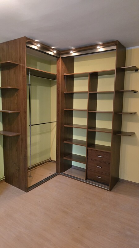 Elbląg Szafa narożna drzwi przesuwne z lustrem 130x160x223 jest rozłożona