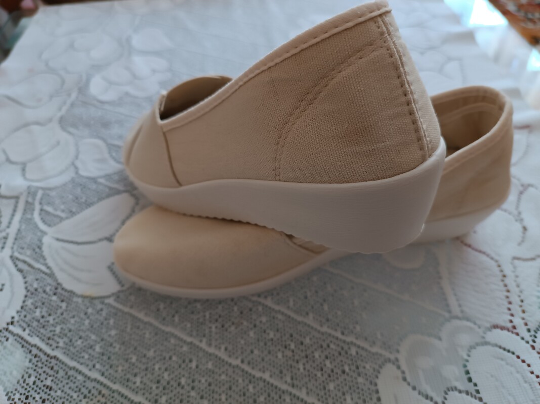Elbląg Sprzedam nowe płócienne buty damskie, wygodne w rozmiarze 38.Buty warte zakupu.