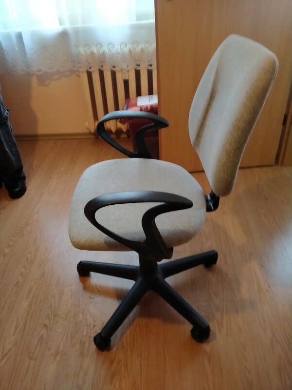Elbląg Sprzedam krzesło /fotel na kółkach obrotowy kolor szary. Używany ale w bdb stanie. Cena 80 zł