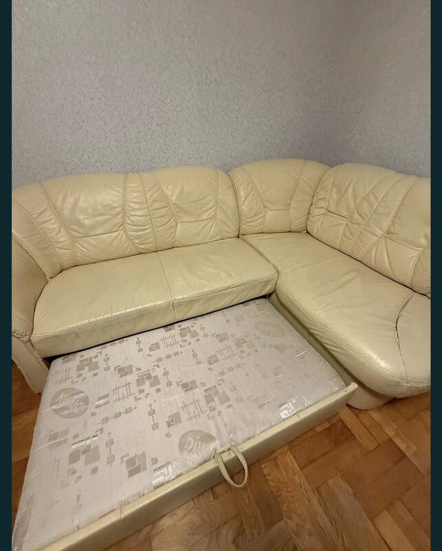 Elbląg Rogówka ze skóry naturalnej w kolorze beżu z funkcją spania. Na krótszej części pęknięcie na szwie (do zszycia).