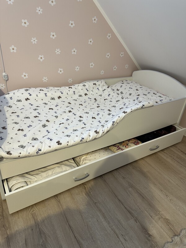 Elbląg Mam do sprzedania łóżko dziecięce, dwustronne, z szufladą na pościel. Szuflada przekłada się na prawa i lewą