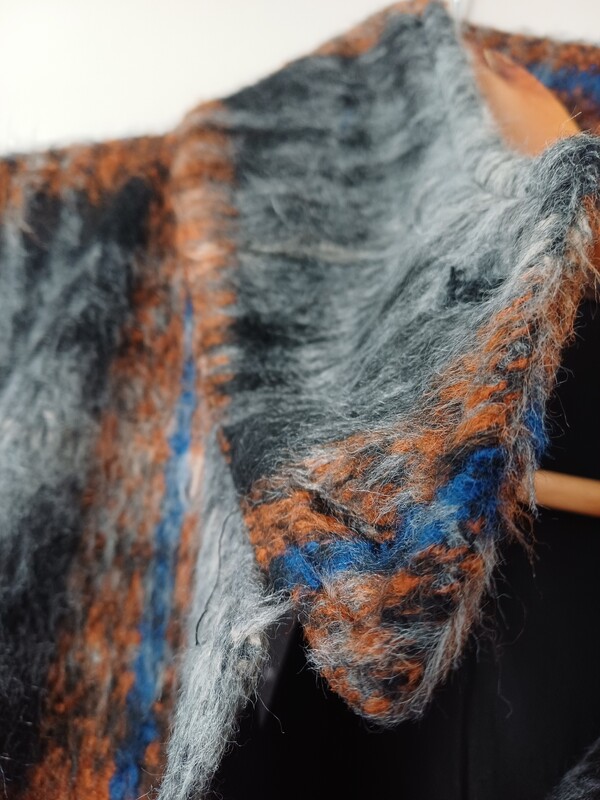Elbląg SPRZEDAM NOWĄ KURTKĘ, marki BURRO, szerokość w biuście 160 cm, długość 89 cm, rękaw KIMONO. W składzie wełna i