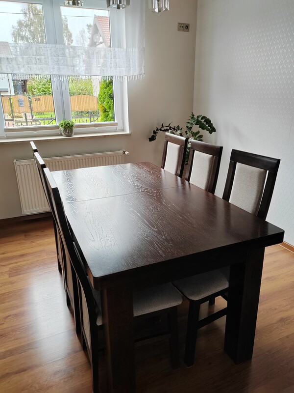 Elbląg Stół drewniany rozkładany 160/90  z 6     krzesłami. Stół posiada 2 wkładki 40 cm, dzięki nim może mieć długość