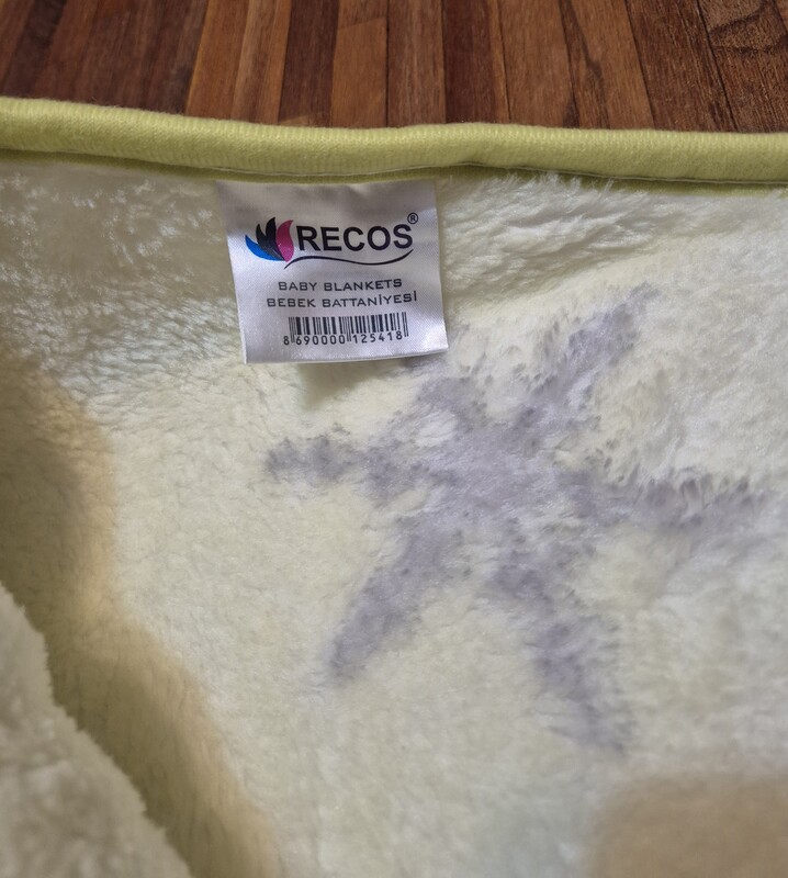 Elbląg Cieplutki kocyk dla dziecka. Jest bardzo miękki i przyjemny w dotyku. Rozmiar kocyka to 90x115 cm. Kolor