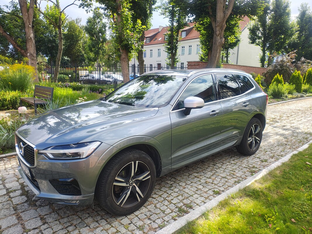 Elbląg Sprzedam Volvo XC60 II generacji z 2018 roku w wersji R-Design. Kolor szarym metalik. Wersja R-Design z
