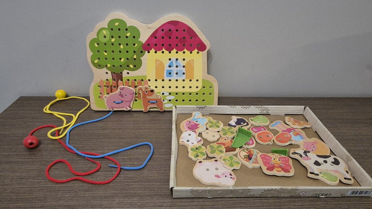 Elbląg Threading Toy firmy Play Tive - drewniana sznurowanka zwierzątka do nawlekania. Stan bardzo dobry, po jednym