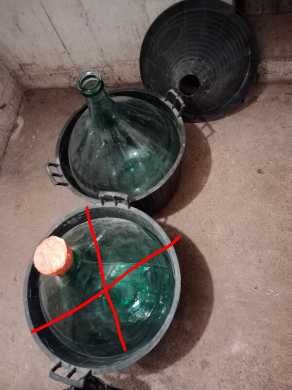 Elbląg Balon wykonany ze szkła przezroczystego, w oplocie plastikowym. Dymion znajduje zastosowanie podczas produkcji