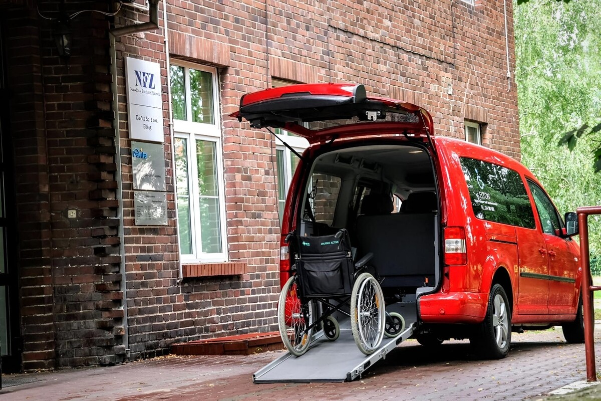 Elbląg - Transport osób poruszających się na wózku inwalidzkim - Bezpieczne znoszenie/wnoszenie osób po schodach