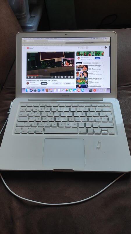 Elbląg Sprzedam MacBook A1342 w kolorze białym. Komputer jest używany i nosi ślady normalnego użytkowania. Na obudowie