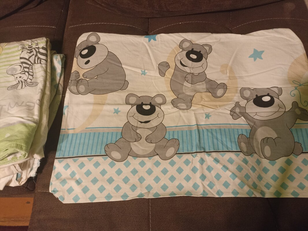 Elbląg Zestaw do łóżeczka dla dziecka. Poduszka, kołdra, 2 powłoczki pasujące, 2 ochraniacze do łóżeczka, moskitiera i