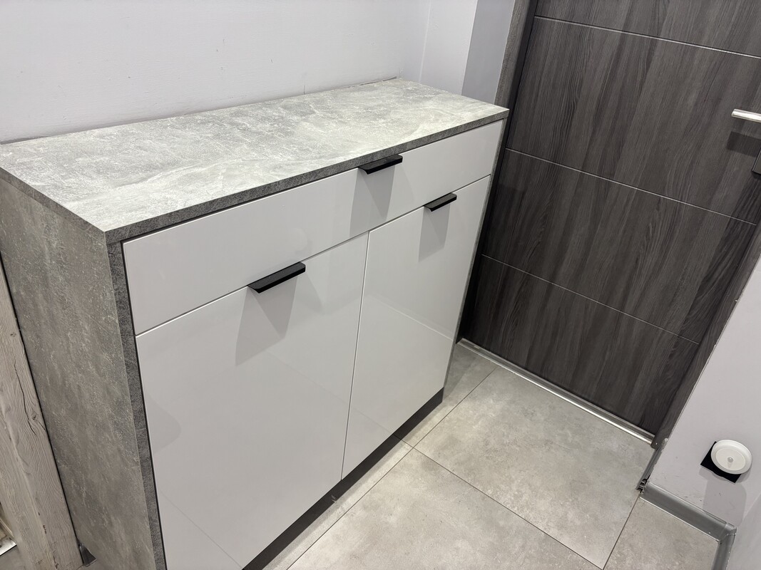 Elbląg Sprzedam komodę wiszącą na buty wymiary;
Wysokość 90cm
szerokość 105cm
głebokosc34cm
Na