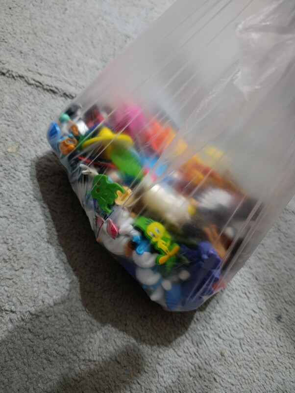 Elbląg Oddam zestaw różnych figurek dla dzieci. Stan bardzo dobry. Figurki przeważnie z jajek niespodzianek