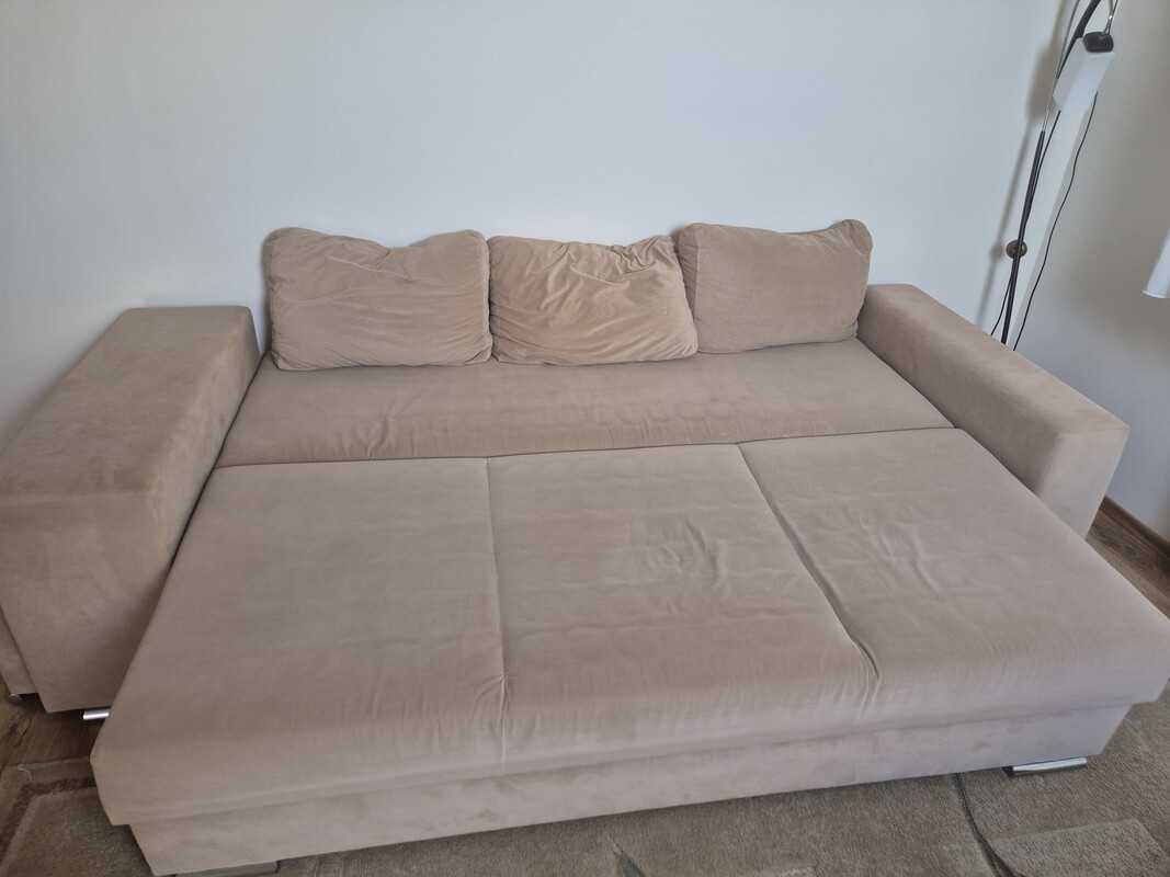 Elbląg SPRZEDAM za 150zł
rozkładana kanapa z dwoma pufami w komplecie.