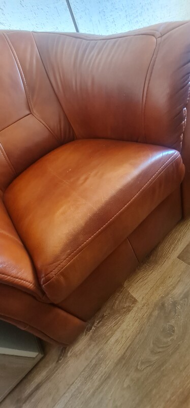 Elbląg Sprzedam fotel ze skóry naturalnej w stanie bardzo dobrym. Fotel nie posiada żadnych wad, zadrapań itp.